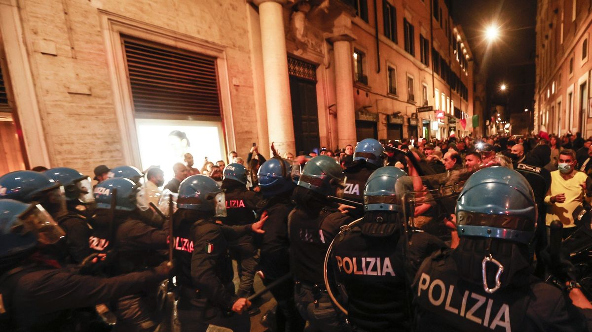 Tisíce Italů protestovaly proti covid pasu. Lékaři se museli zabarikádovat na pohotovosti